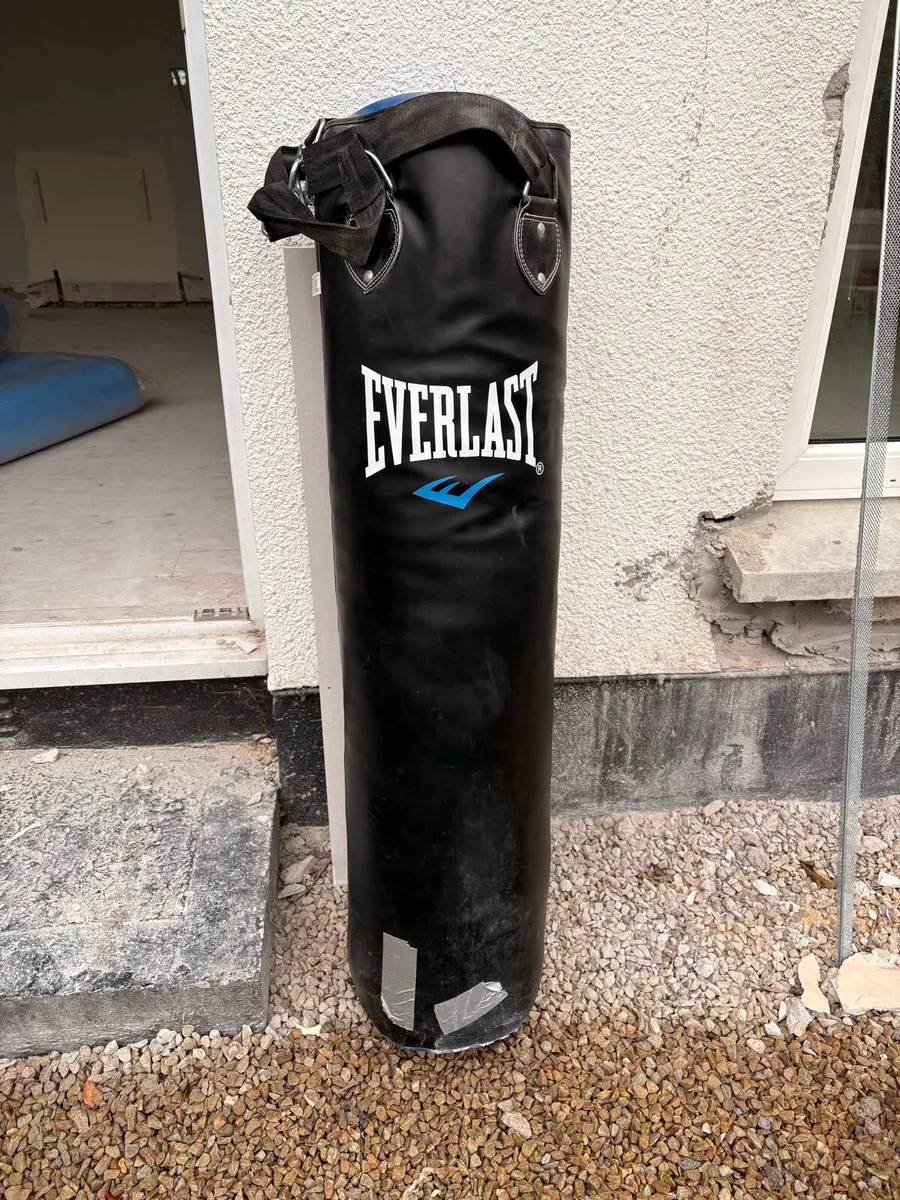 Boxing bag & wall bracket - Image 1