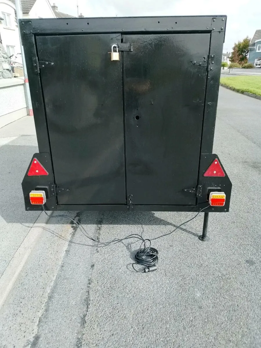 Trailer - Image 1