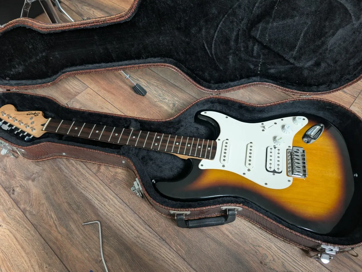 Electric guitar - Image 1