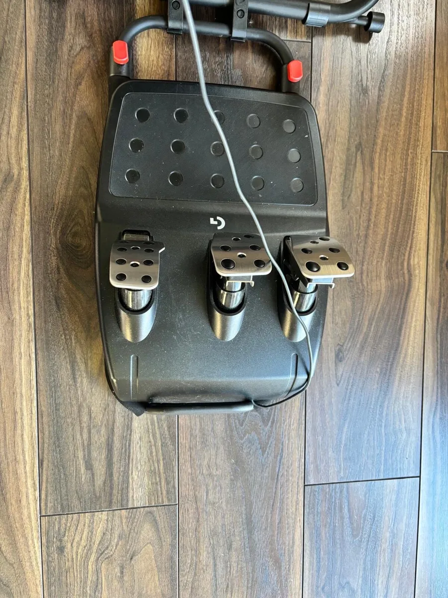 Ps5&ps4 Logitech steering wheel and pedals+seat - Image 3