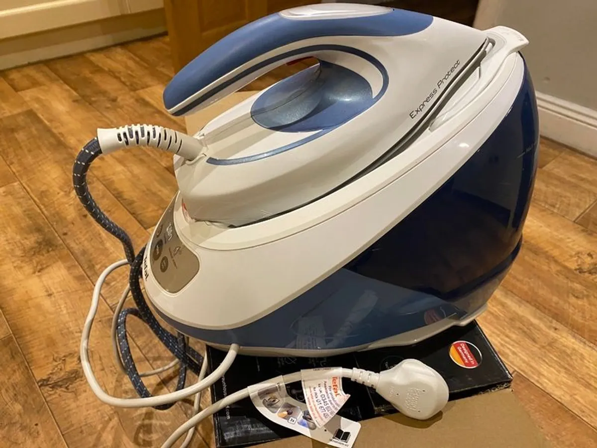 Tefal Express Protect steam generator Iron - Image 1