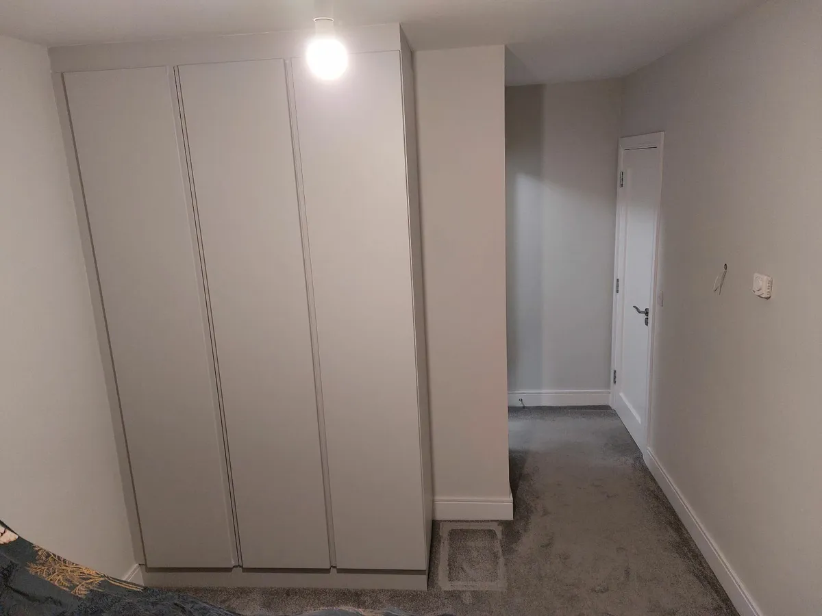 Built in wardrobe 3 door open to reasonable offers