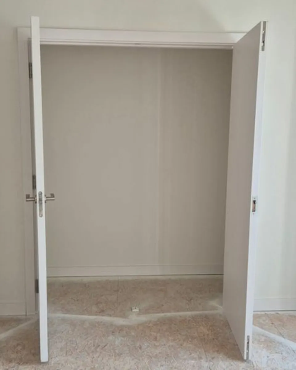 Double interior doors. - Image 2