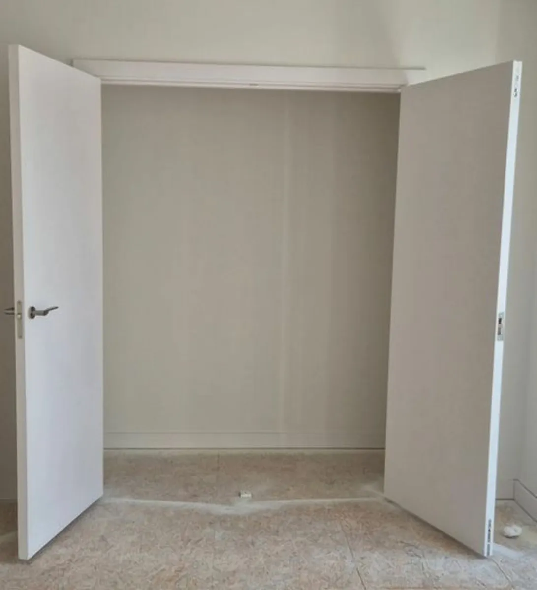 Double interior doors. - Image 3