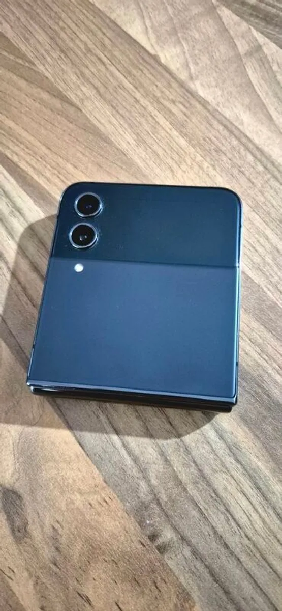 Samsung Z Flip 4 128gb Grey - Image 1