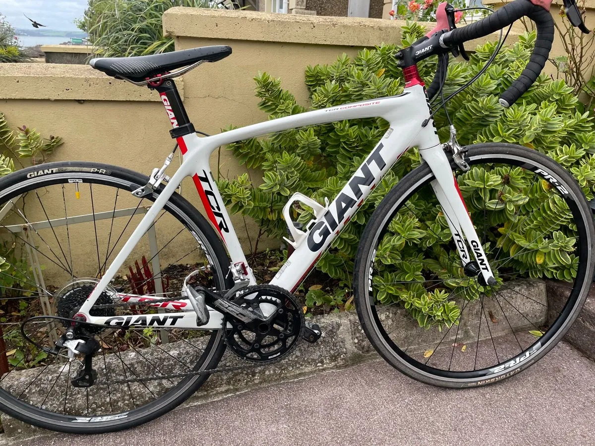 GIANT FULL TCR CARBON ROAD BIKE - Image 1