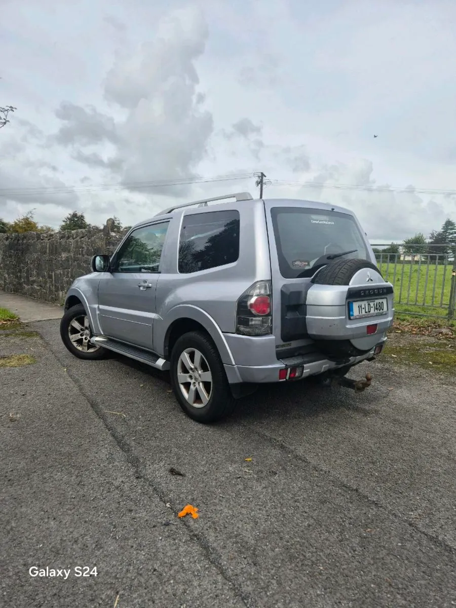 mitsubishi  Pajero  Manual SWB 2011 - Image 2