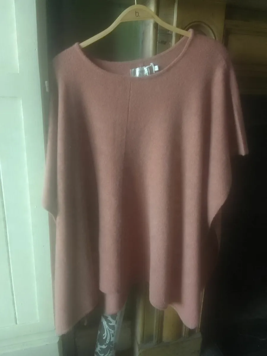 CASHMERE( 100% ) BURNT ORANGE PONCHO JUMPER NEW - Image 2