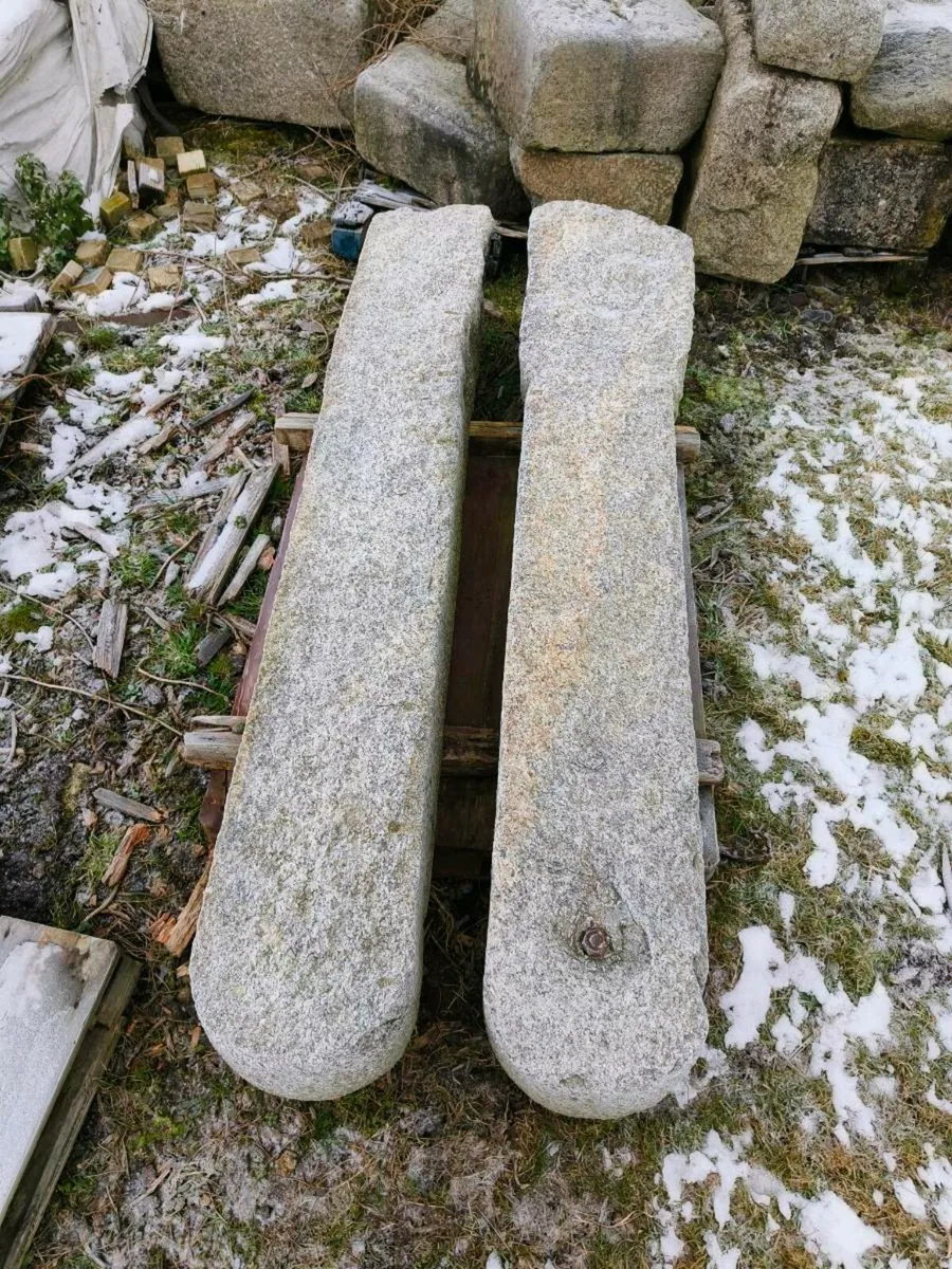 Granite Gate piers, gate and centre block - Image 3