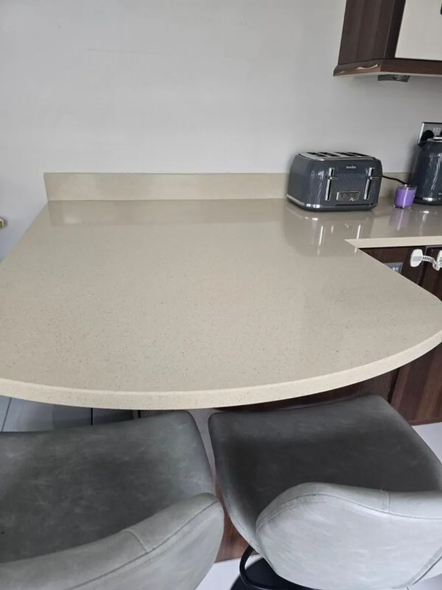 kitchen Quartz worktop approx 25 ft - Image 2