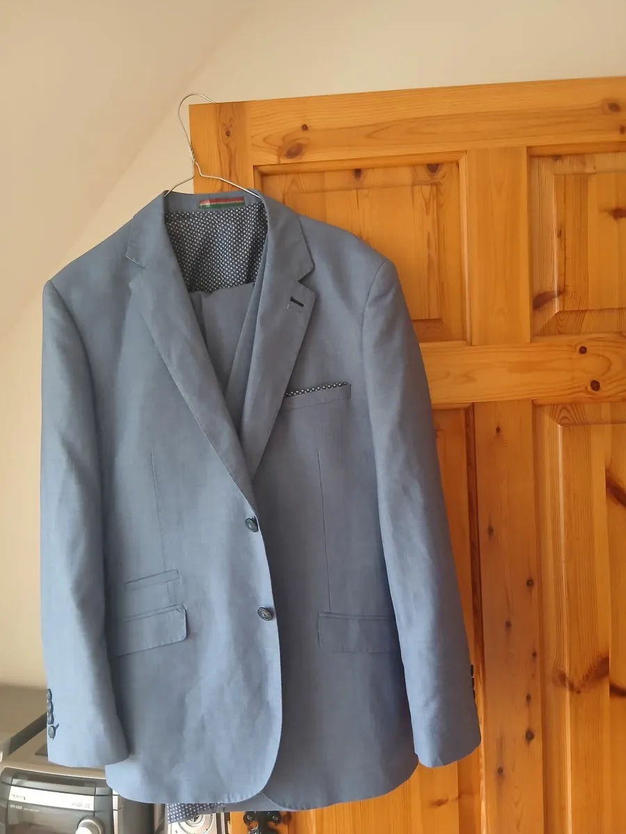 Blue Mens suit 3 pce Cavinni - Image 1