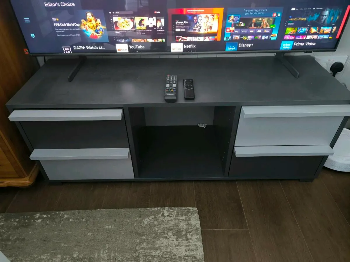 Samsung 55" QLED TV + Stand - Image 3