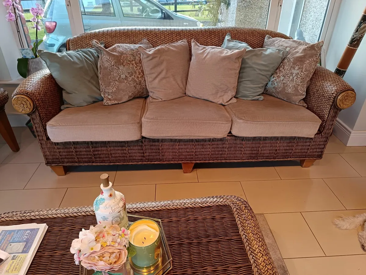 Suite of furniture - Image 1