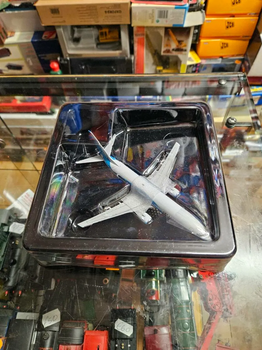 Corgi Ryanair Boeing 737-800 1/250 scale - Image 2