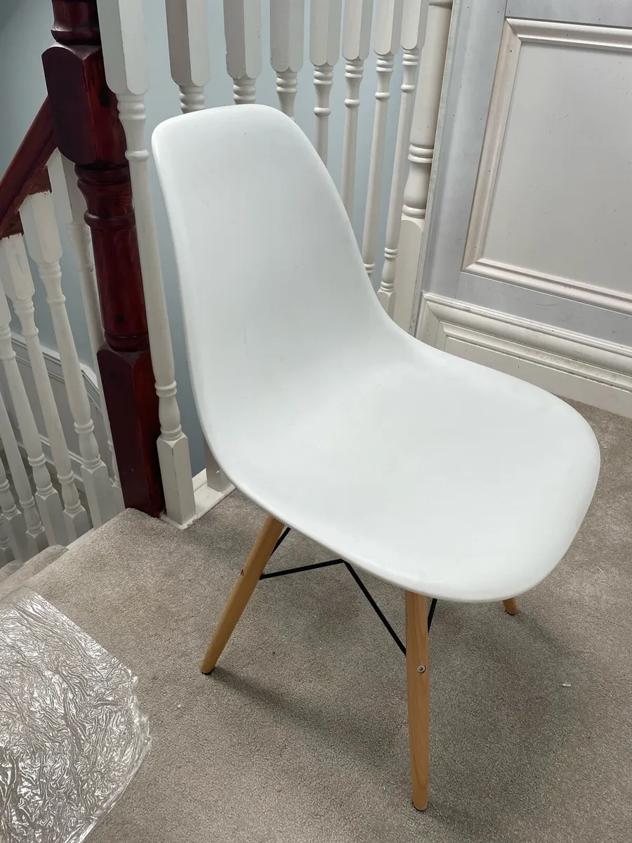 5 x Eames style Chairs - Image 1