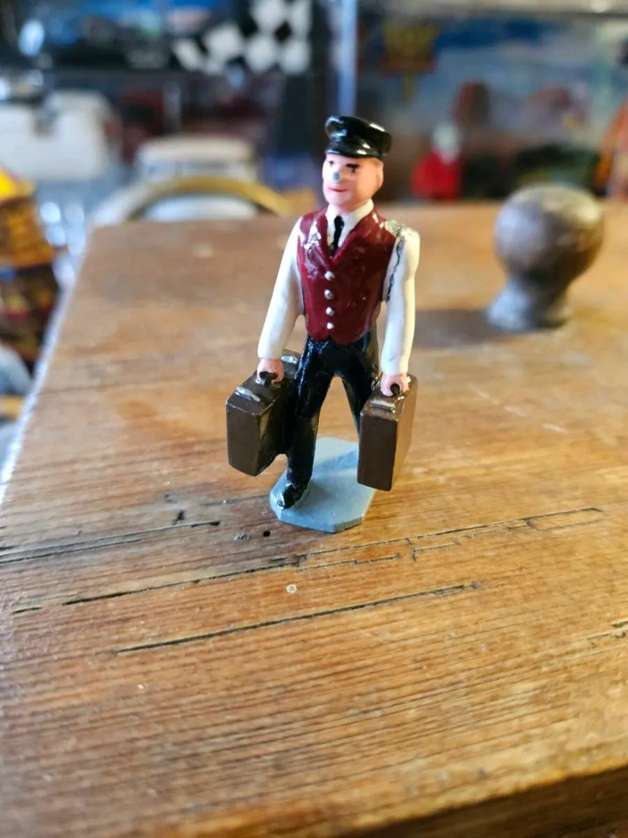 Corgi Hornby O Gauge Platform Porter or Steward - Image 1