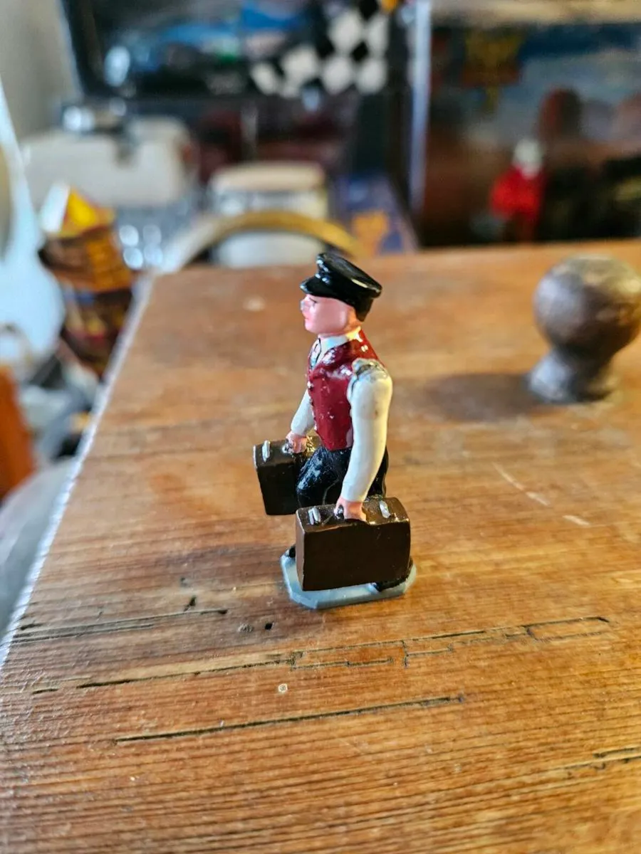 Corgi Hornby O Gauge Platform Porter or Steward - Image 2