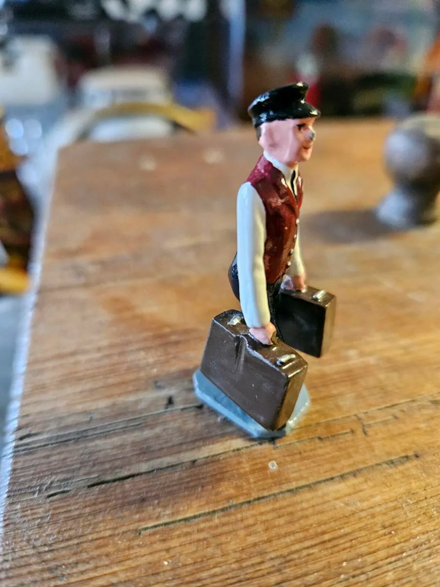 Corgi Hornby O Gauge Platform Porter or Steward - Image 4