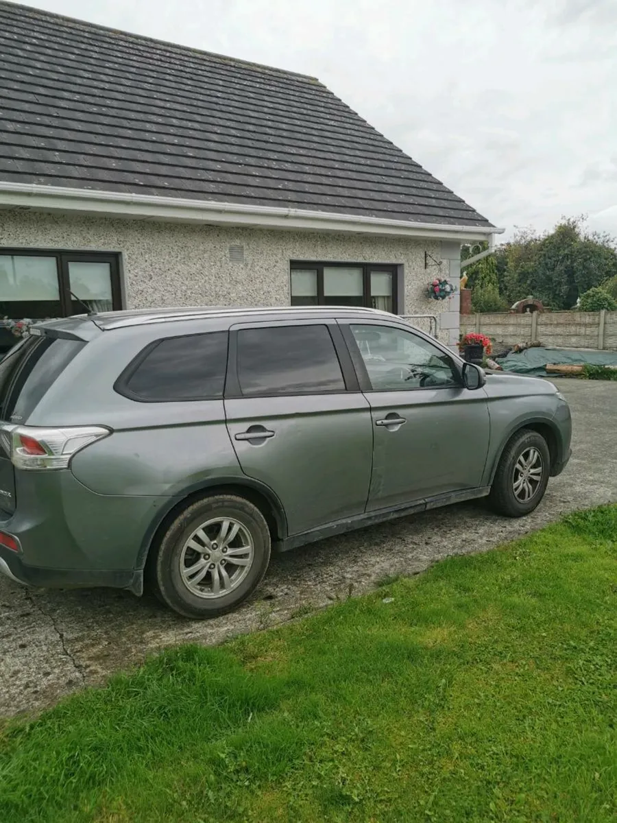 151 mitsubishi OUTLANDER - Image 2
