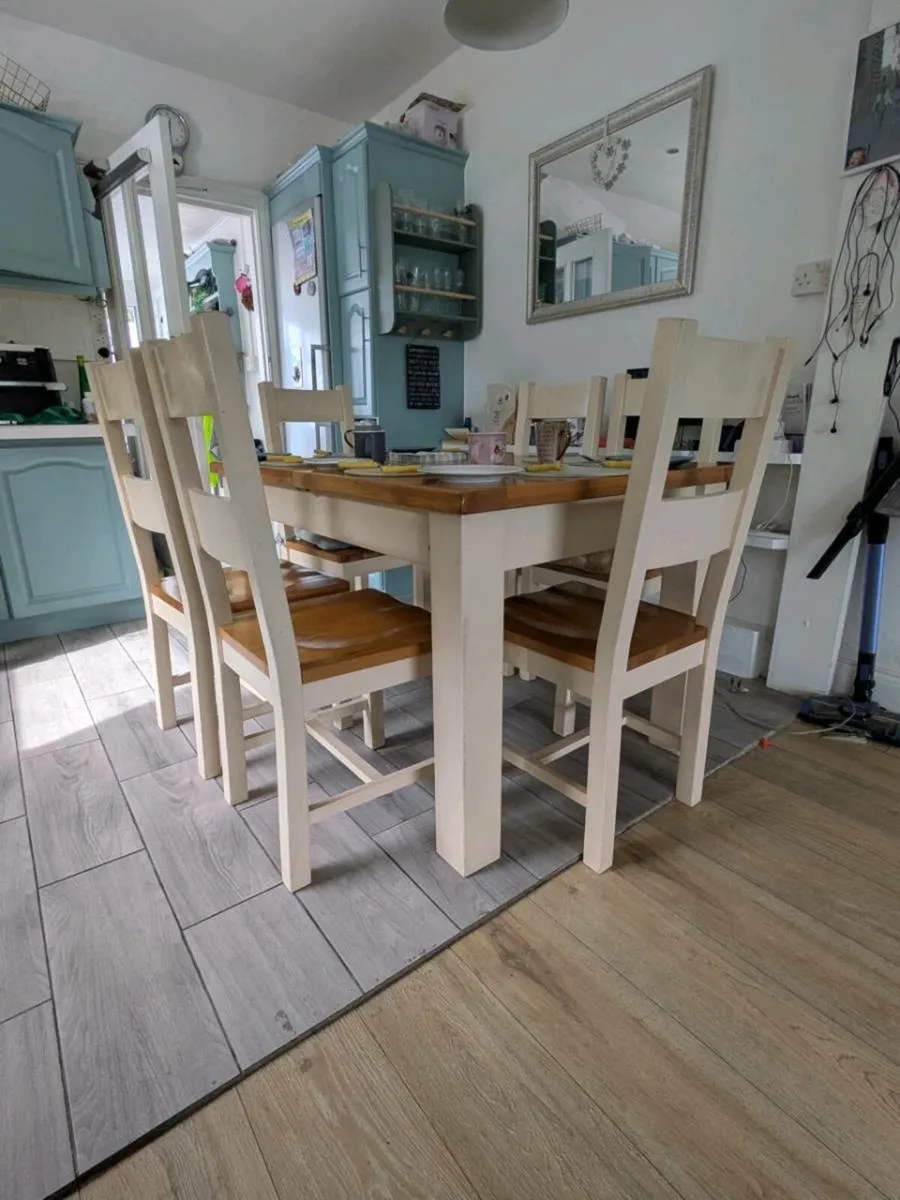 Extendable table and 6 chairs - Image 1