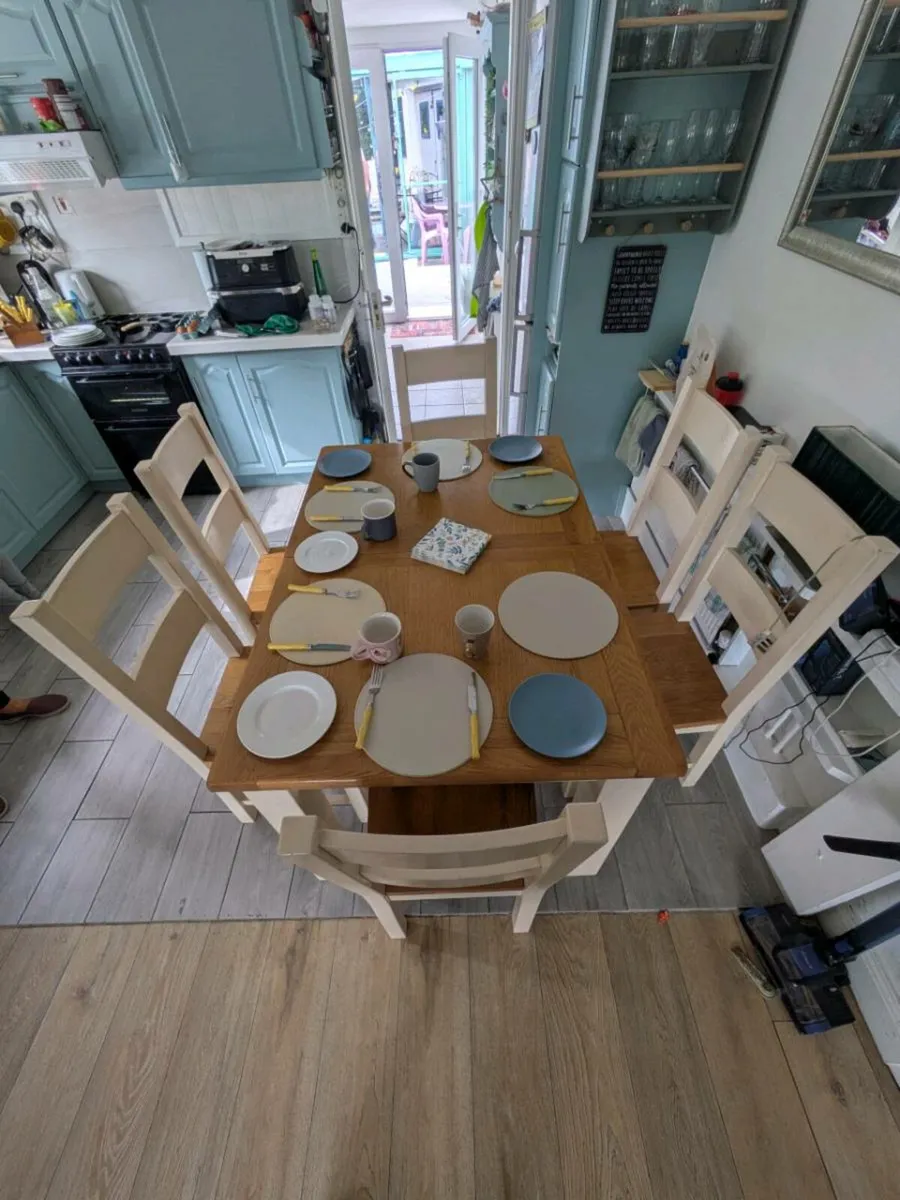 Extendable table and 6 chairs - Image 3