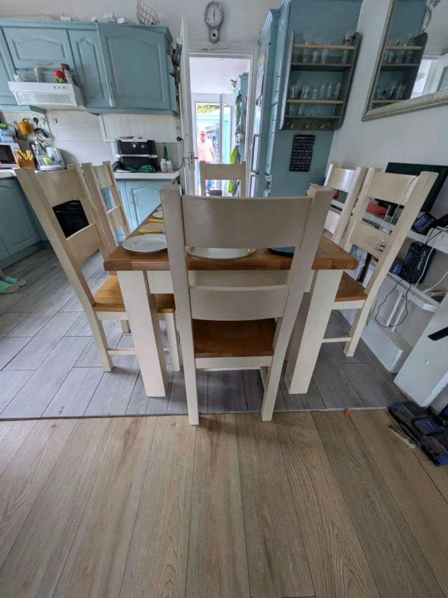 Extendable table and 6 chairs - Image 4