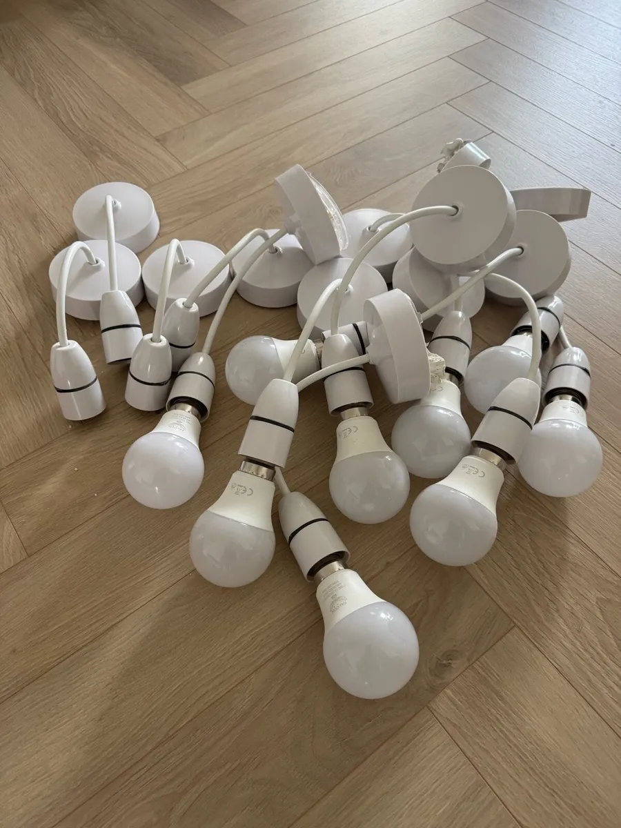 Ceiling pendant set with bulbs