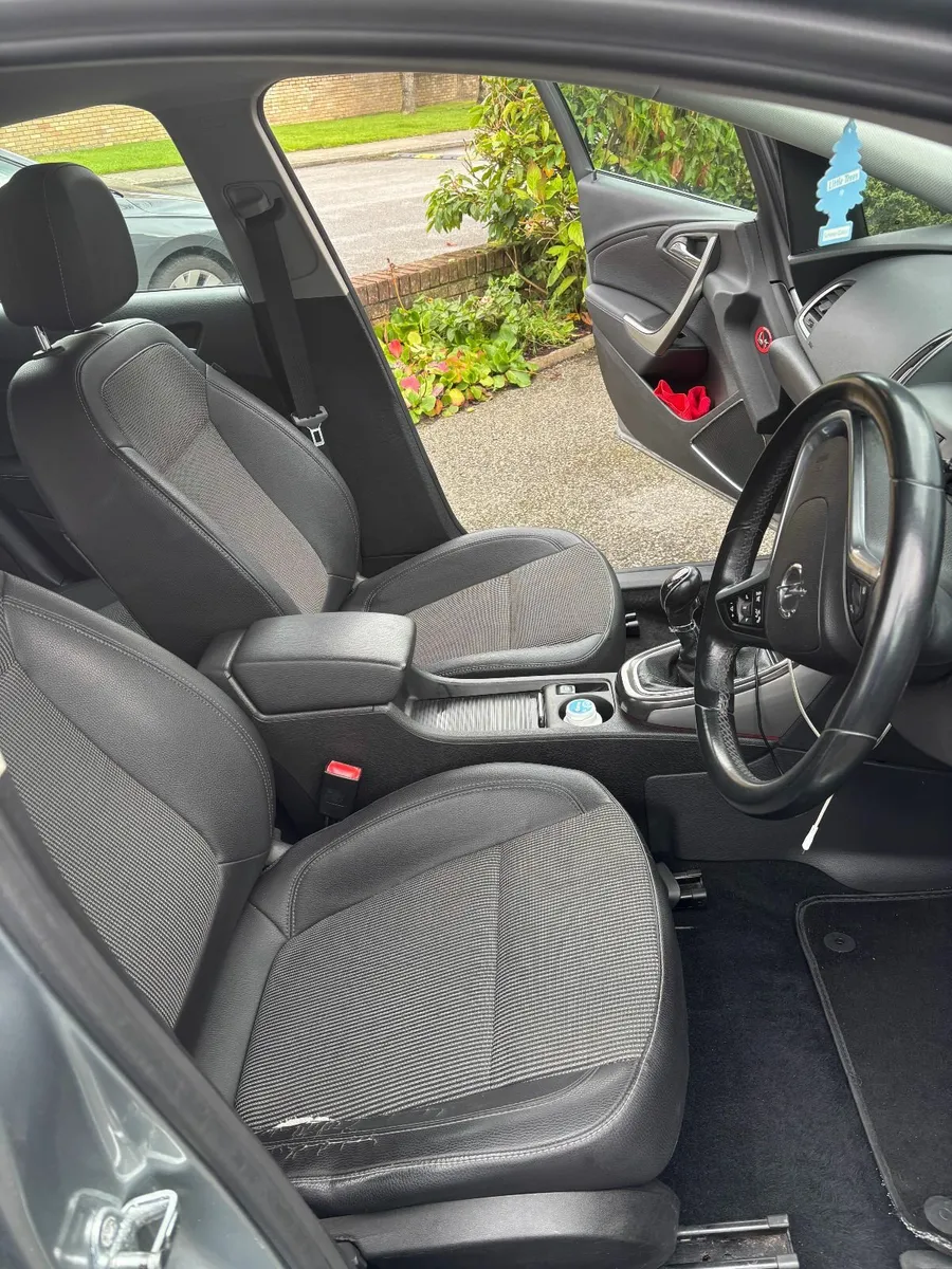 Opel Astra 2010 - Image 1