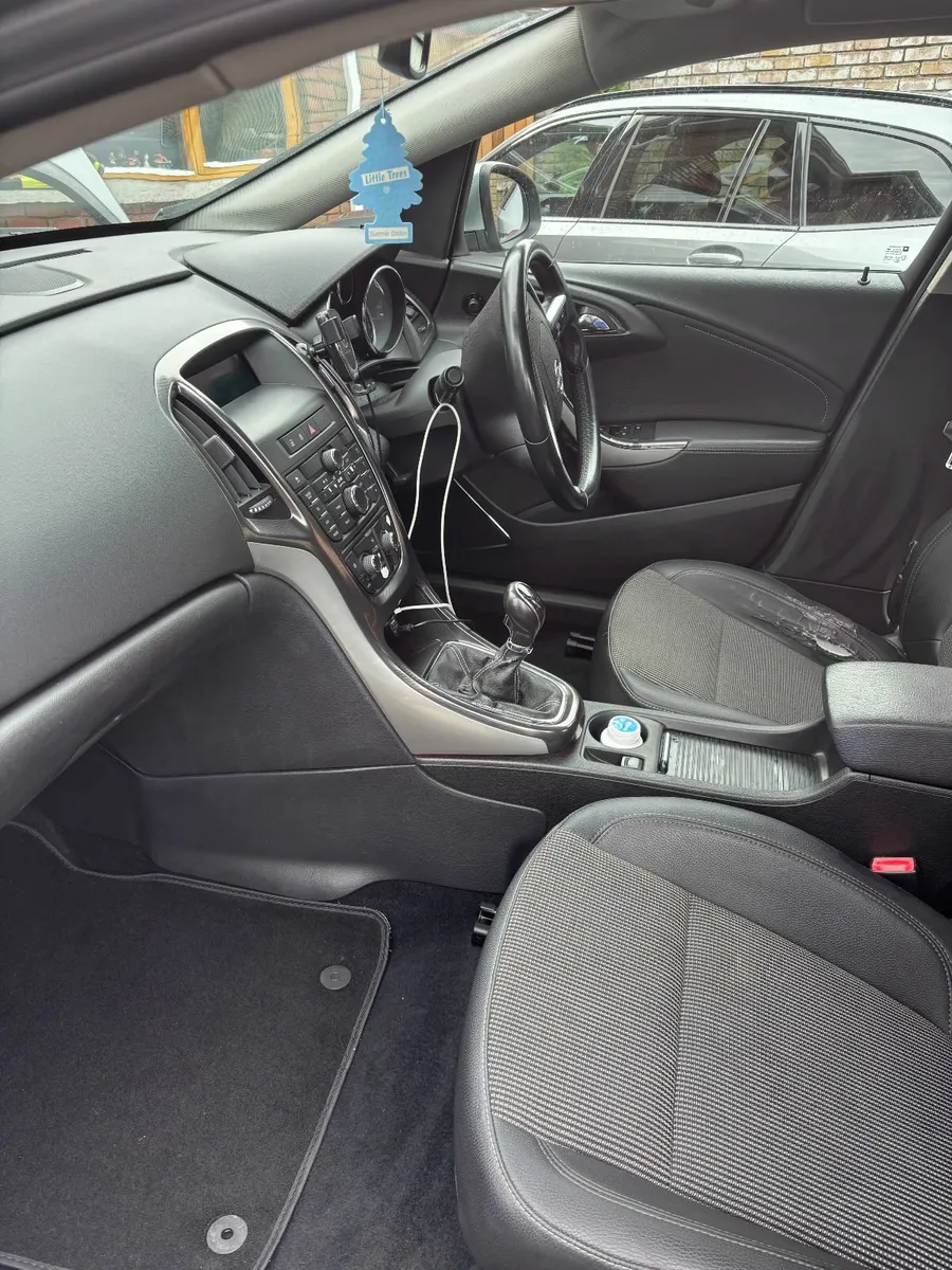Opel Astra 2010 - Image 2