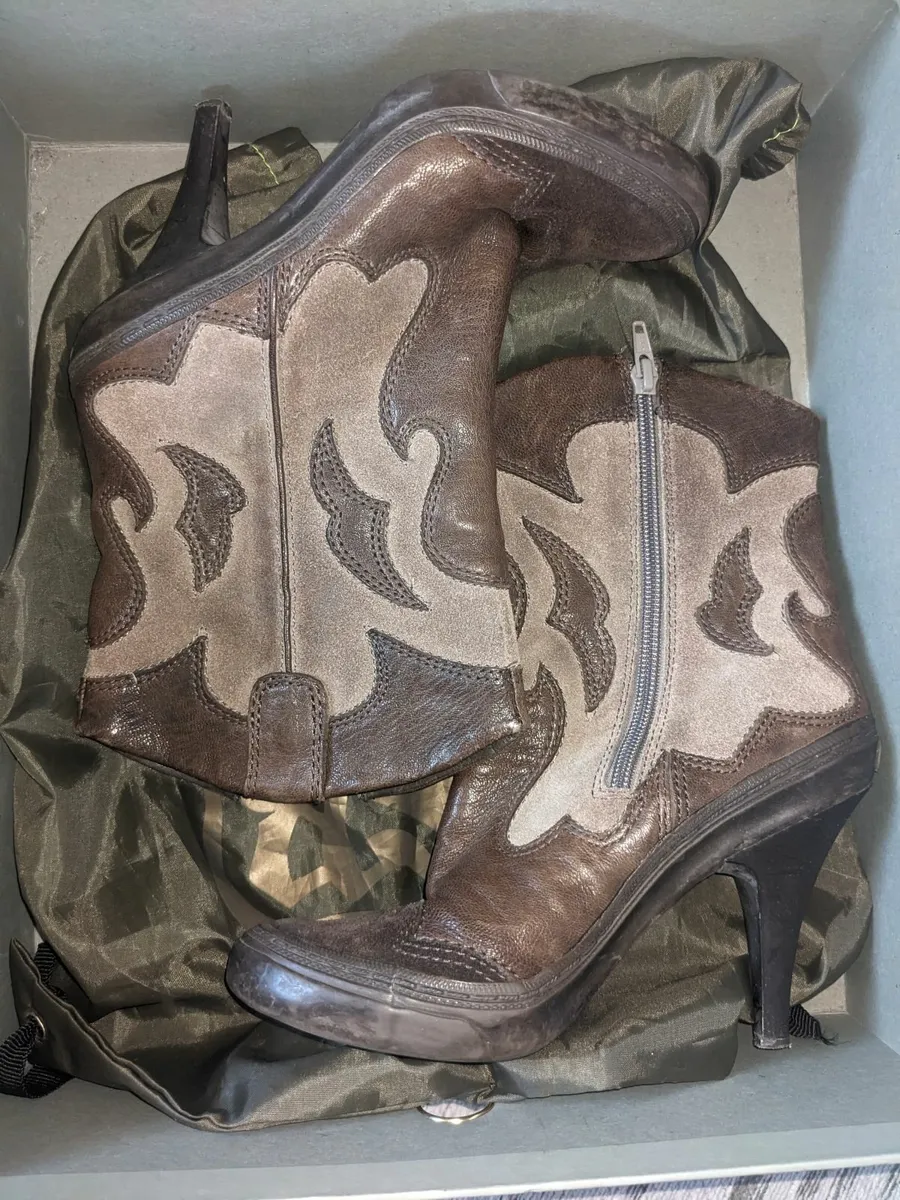 Boots - Image 1