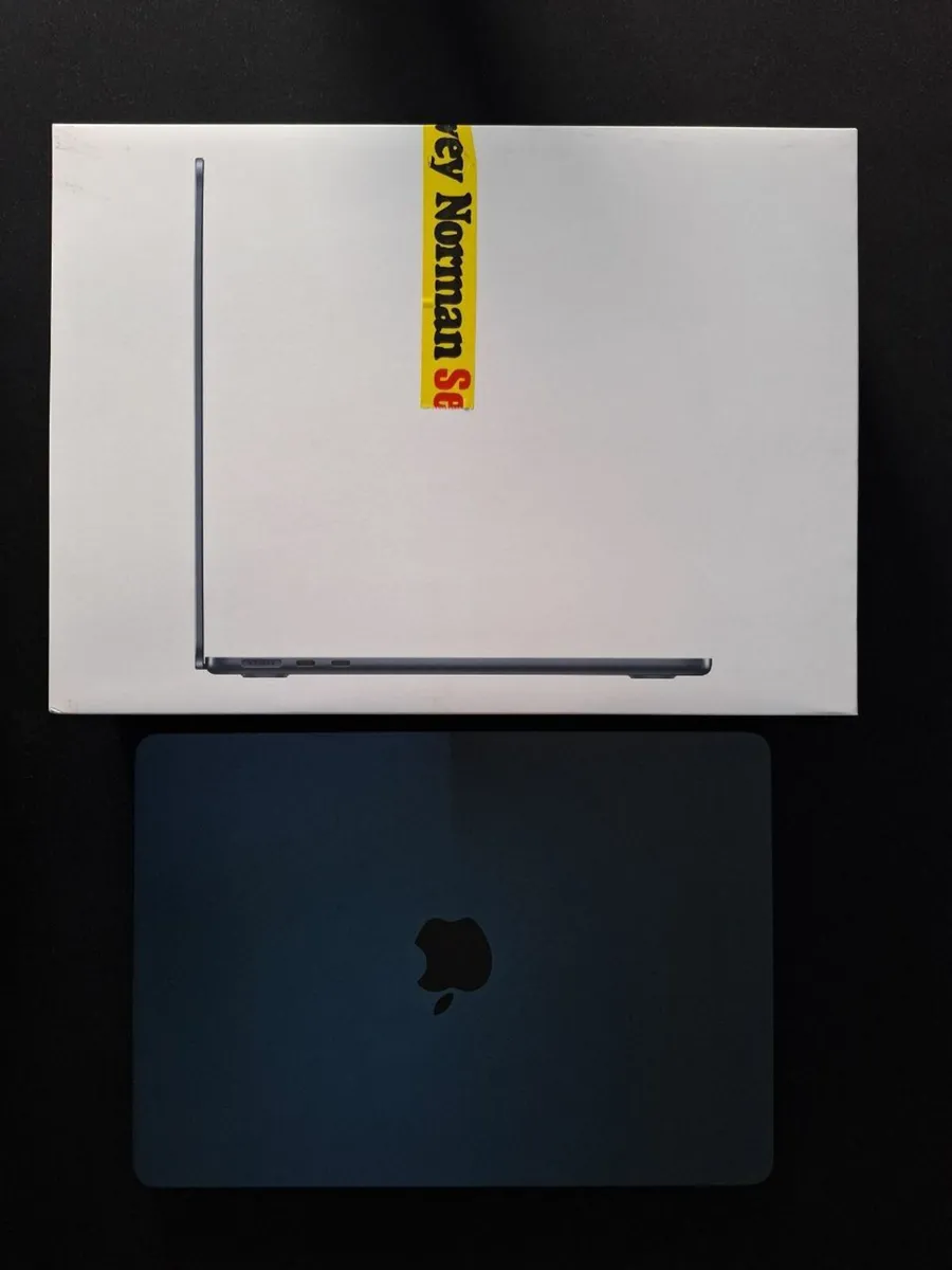 MacBook Air M3 (13", Midnight) - Image 2