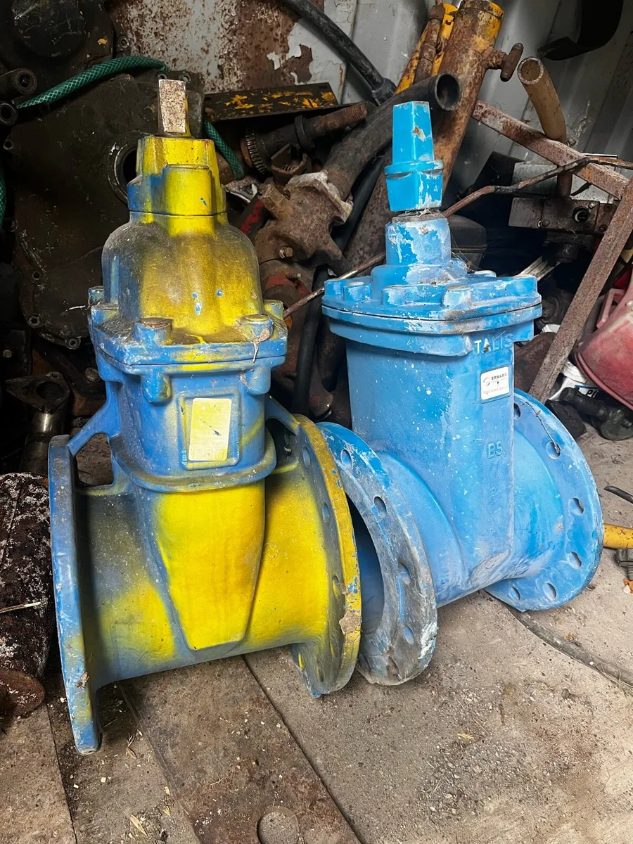 Water shut off valves - Image 1