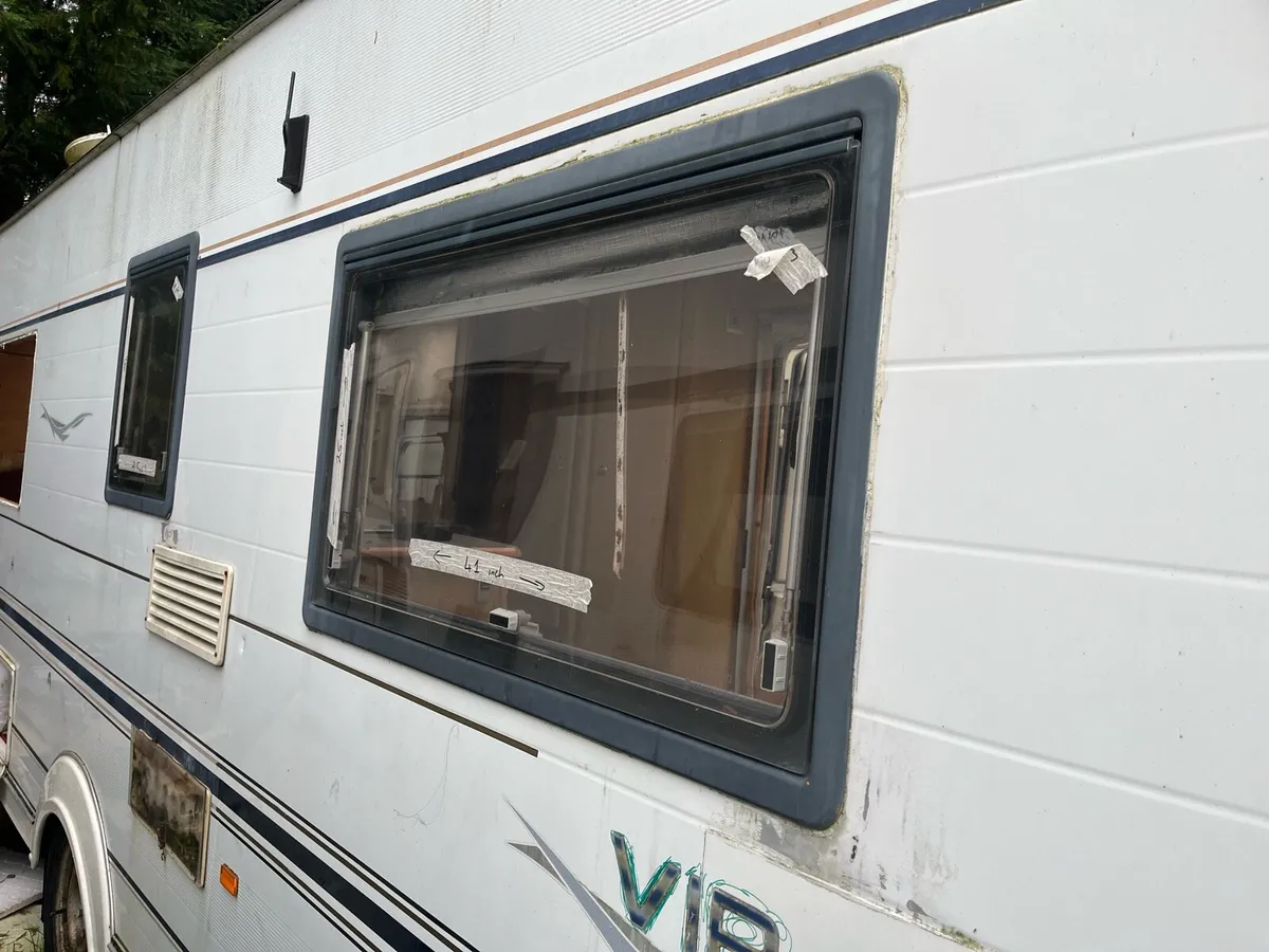 Caravan parts and windows - Image 2