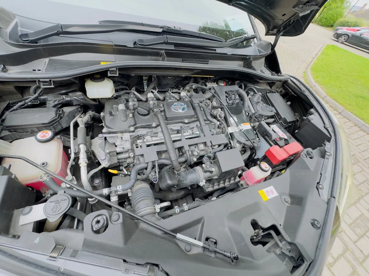 Auto Toyota C-HR| low Mileage |trade in welcome - Image 4