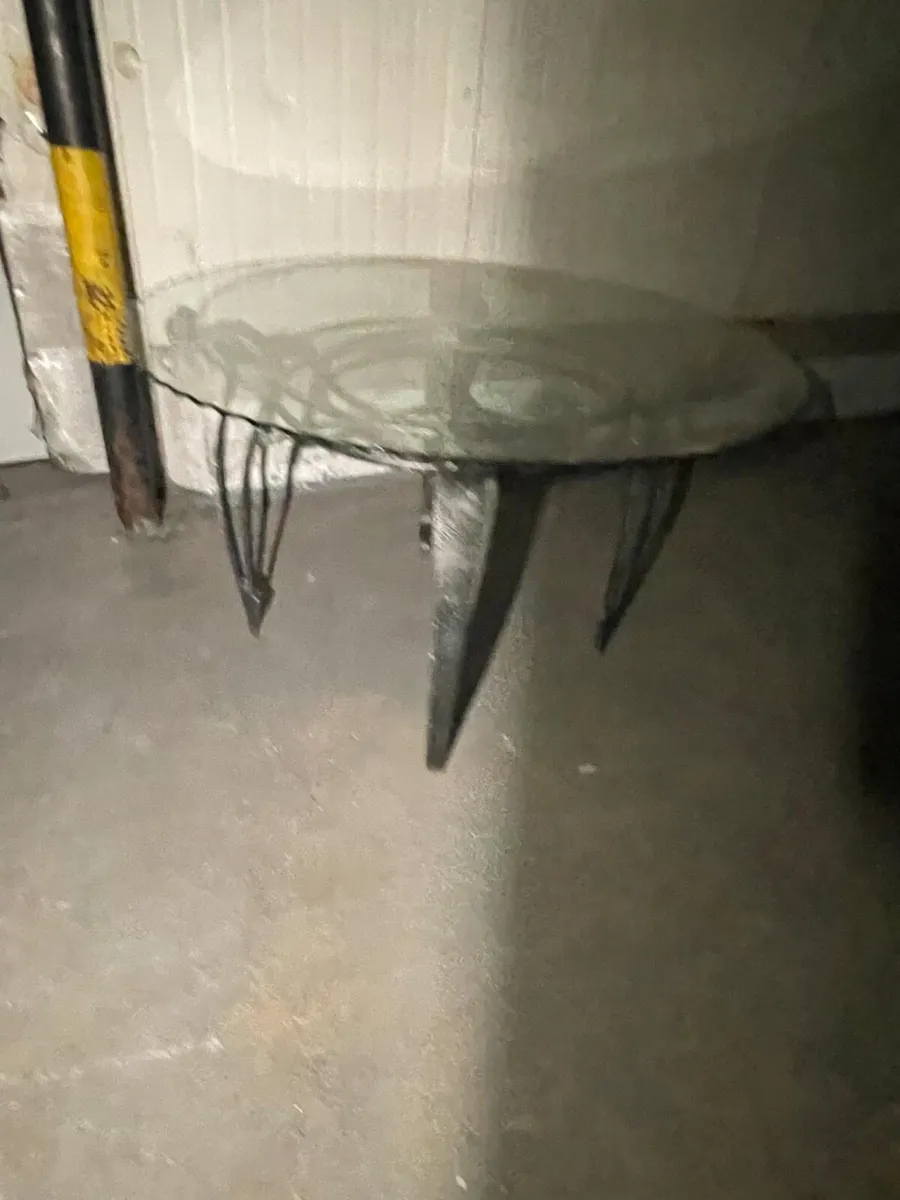 Kitchen table €20 - Image 1