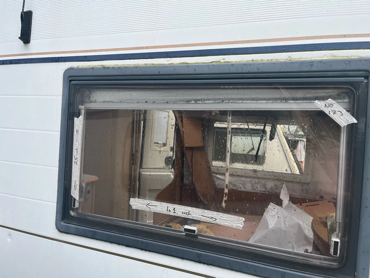 Caravan parts and windows - Image 4