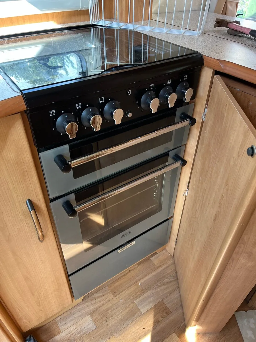 Caravan parts and windows - Image 1