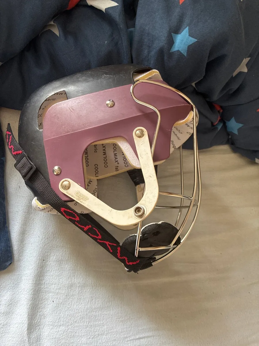 Hurling helmet - Image 1
