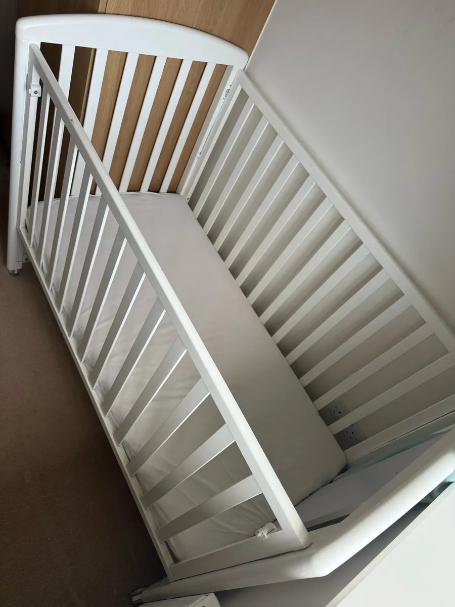 Italian Cot with adjustable rail - Image 2