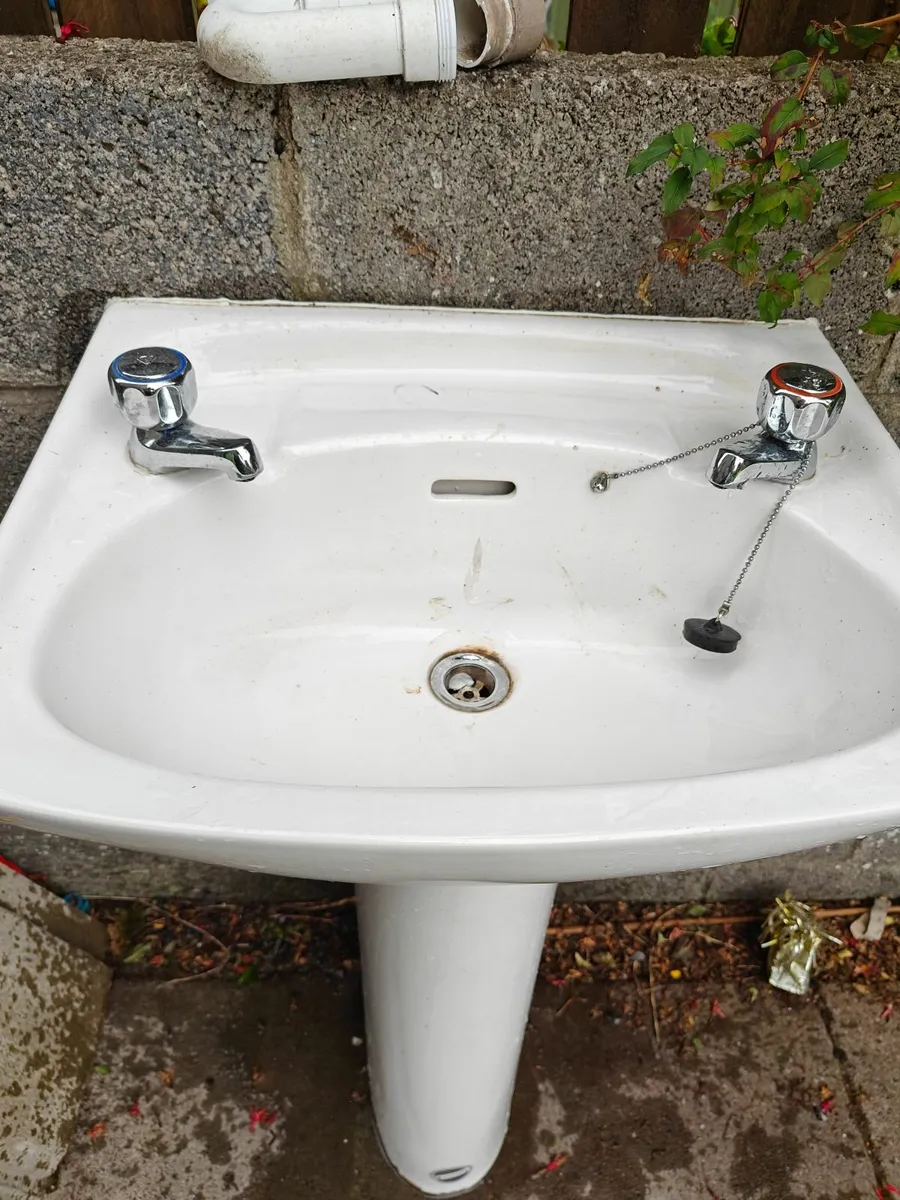 Bathroom sink + Pedestal - Image 1