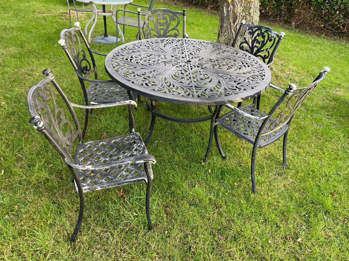 Cast iron table and 5 chairs garden - Image 1