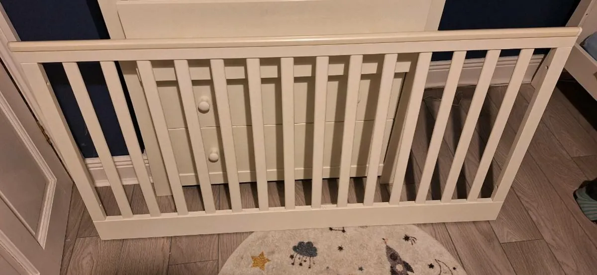 Baby cot/bed - Image 3