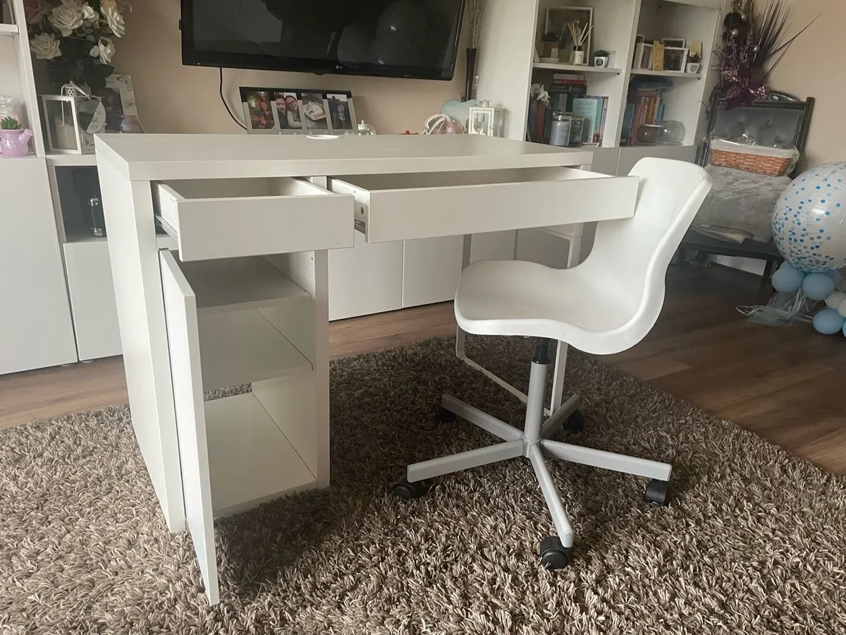 School desk - Image 1
