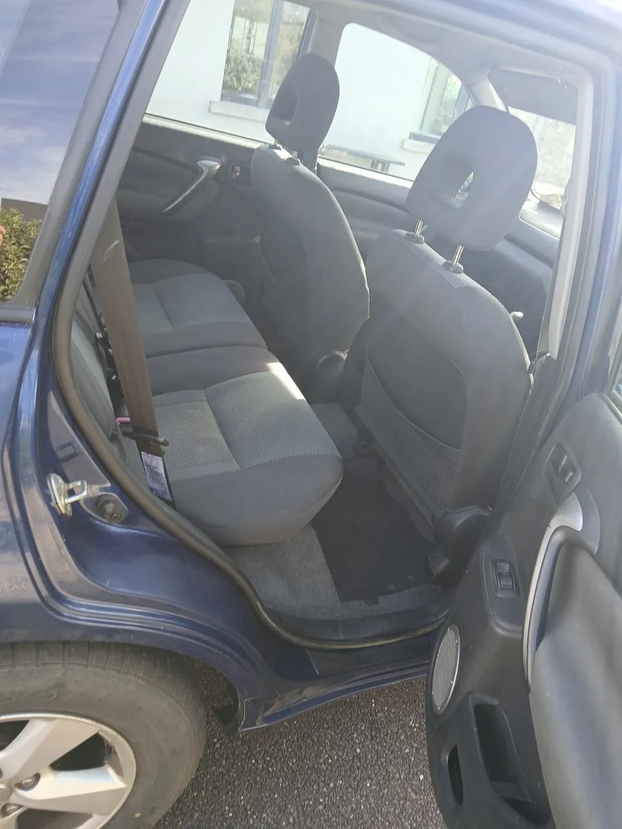 Toyota RAV4 2004 - Image 2