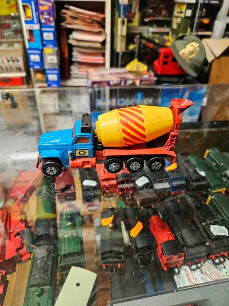 Matchbox Superkings Cement Mixer - Image 3