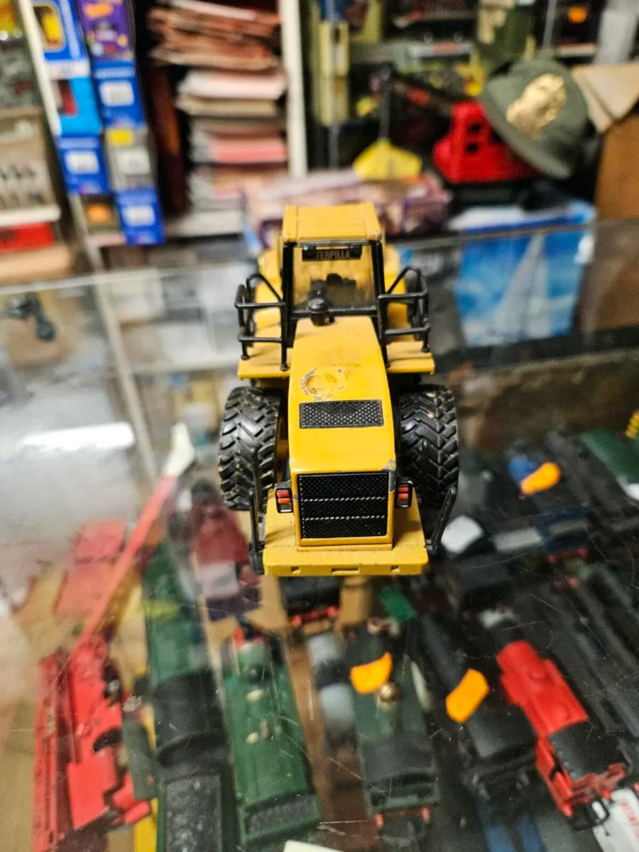 Corgi Norscot Caterpillar Loader - Image 3
