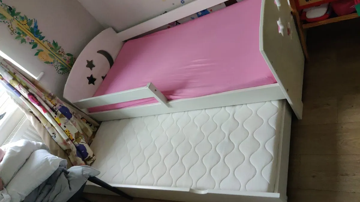 Kid’s Trundle bed with mattress - Image 3