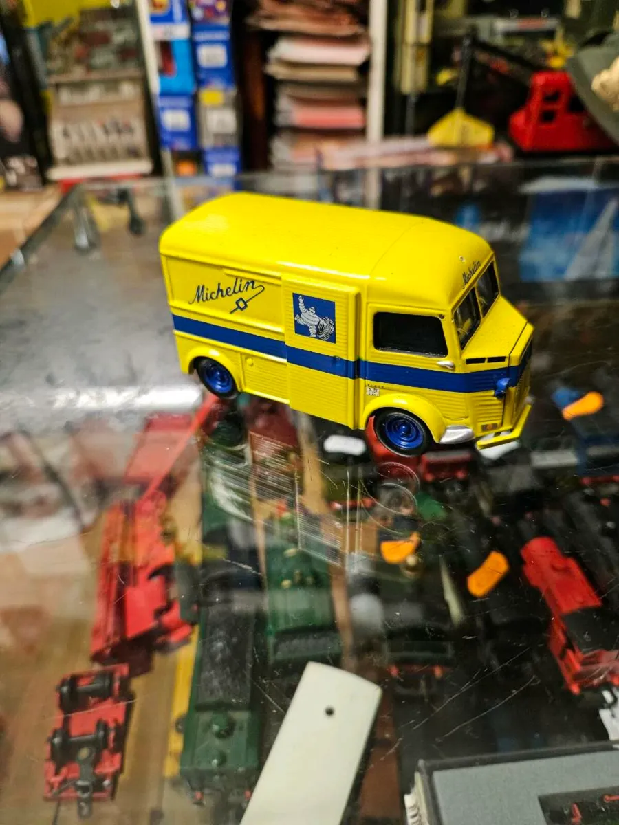 Corgi Atlas Michelin Van - Image 1