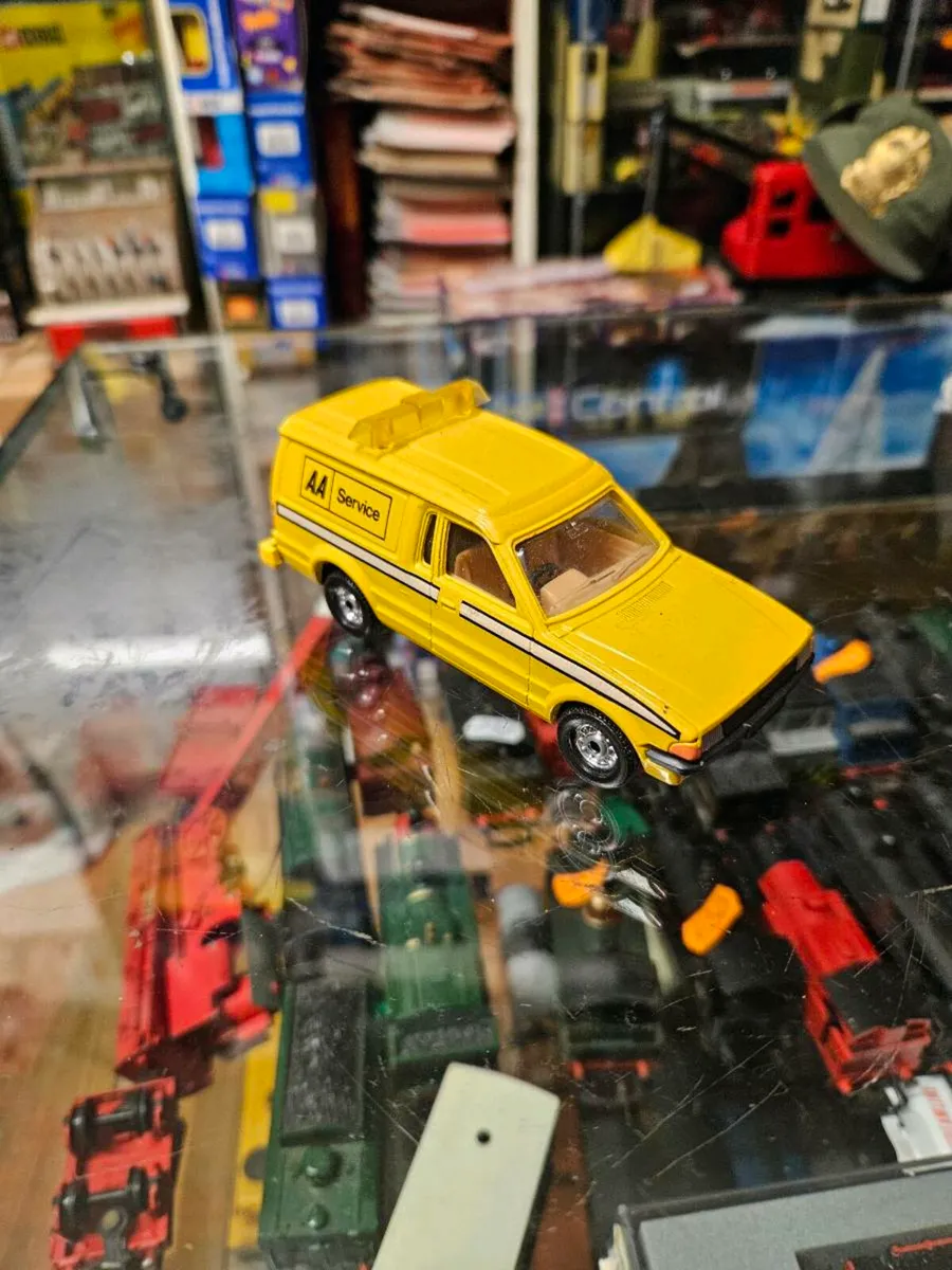 Corgi Ford Escort AA Van - Image 1