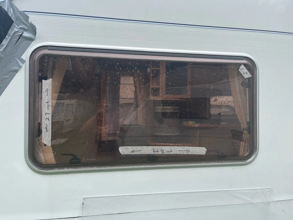 Caravan parts and windows - Image 2